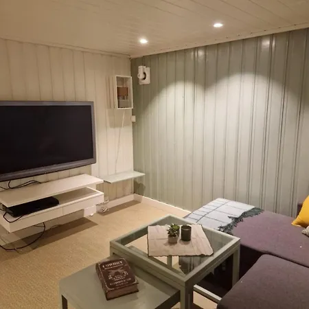 Small Near Airport Apartman Bodø