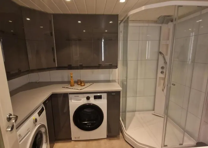 Small Near Airport * بودو